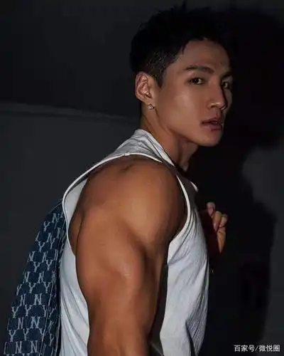 他是健身界的"明星",肌肉质感如刀刻,不愧是行走的焦点