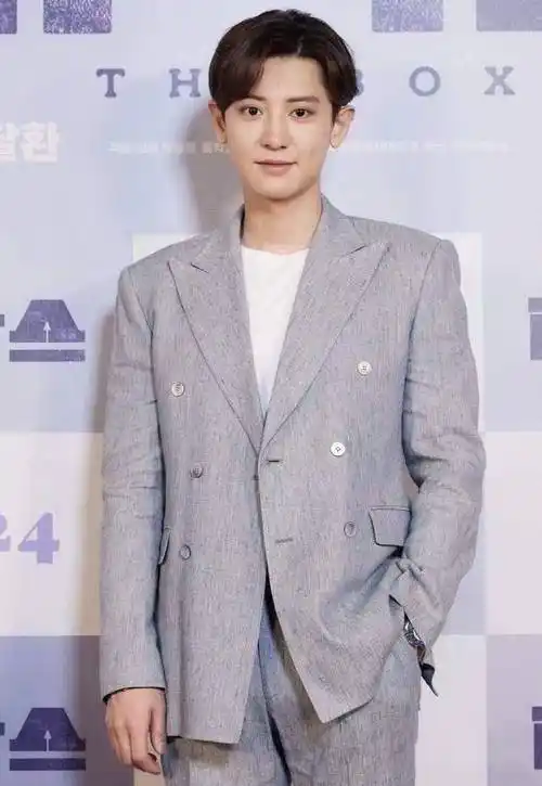 原创exo门面朴灿烈帅气不再五五分身材暴露短腿眼眶通红显娇弱