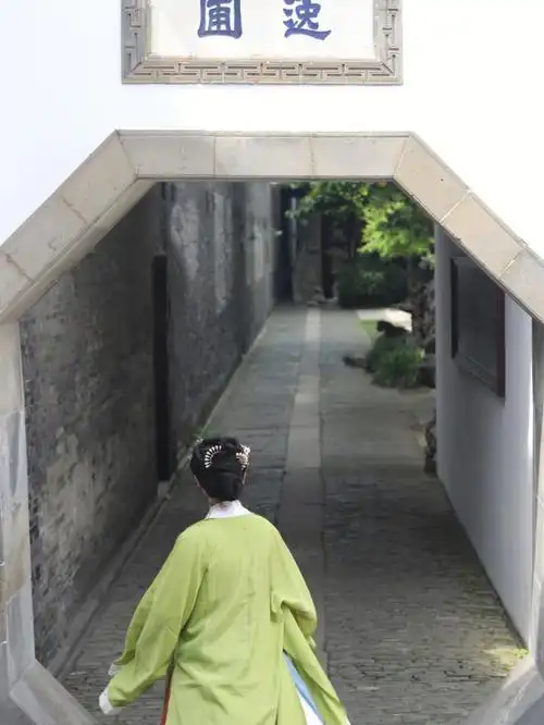 汉服三月杨柳青独自下扬州