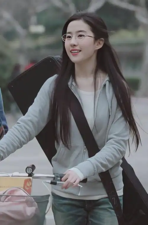 刘亦菲戴眼镜的造型还是11年前的恋爱通告里最好看吧