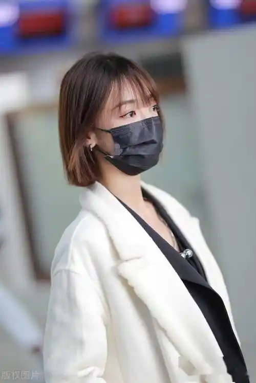 街拍吴谨言穿黑白look配短发造型清新知性十足