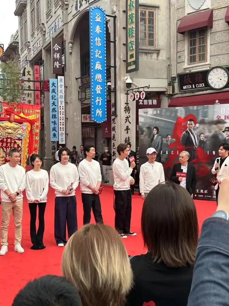 陈伟霆现身汕头小公园宣传电影《暴风》4.11陈伟霆现身汕头小 - 抖音