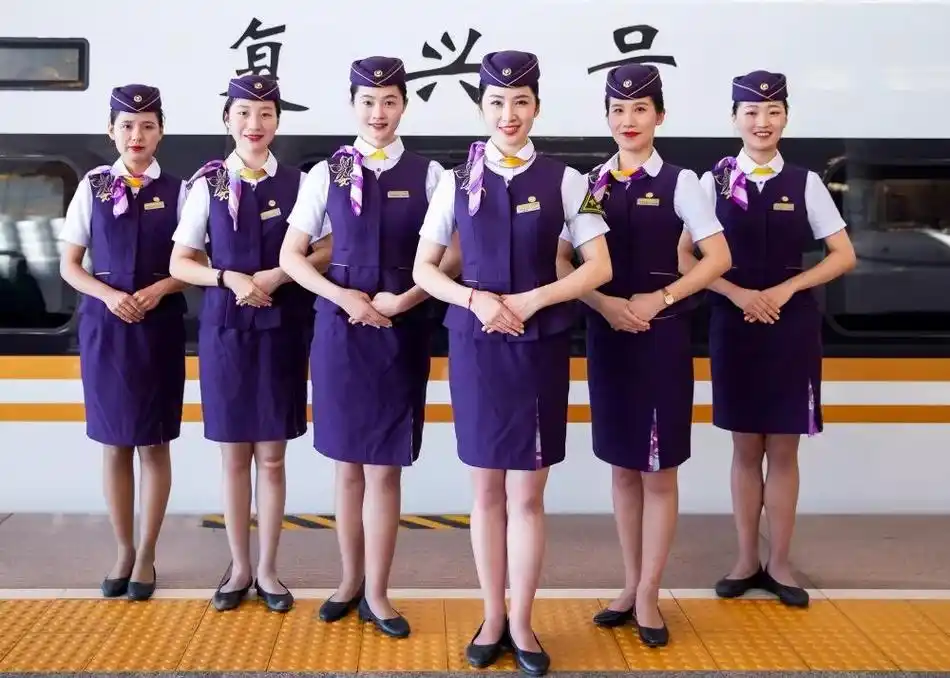 你看到了吗?上海高铁乘务员制服换新了