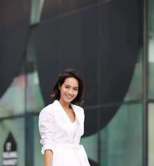 原创38岁朱丹美回来了一款波波头短发搭配基础款衣服穿出高级感