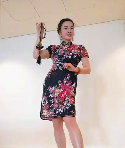 64岁刘晓庆好有魅力,休闲装搭牛仔裤简约又时髦,一双美腿好吸睛