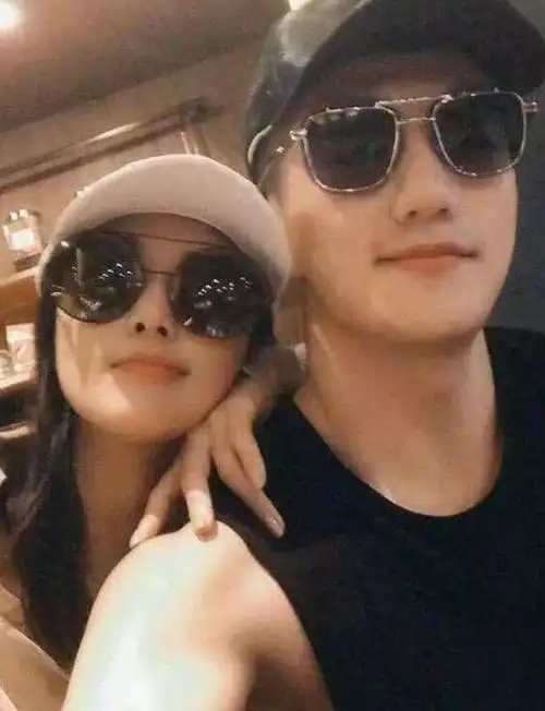 回顾:嫁给"军三代"何捷,生下一个女儿,张馨予的生活幸福吗?