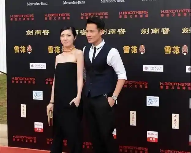 杨千嬅携小5岁老公亮相,穿一身黑显气质,可惜发型贴头皮挺老气