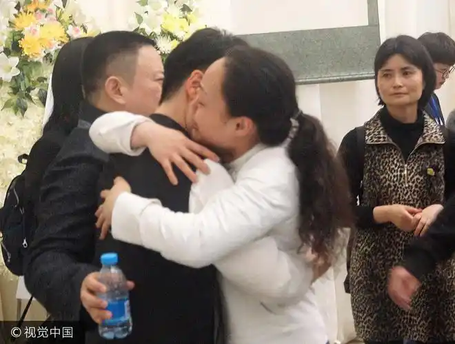 徐玉兰追悼会学生张宇峰泣不成声 获老公在旁擦拭眼泪