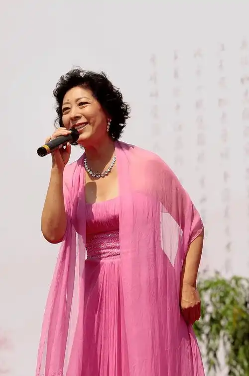 原创关牧村年龄大了但气质一点没老裙装配开衫优雅大气挺耐看的