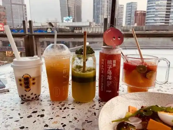 秋天的第一杯奶茶图片合集_秋天的第一杯奶茶朋友圈说说文案汇总_抖音