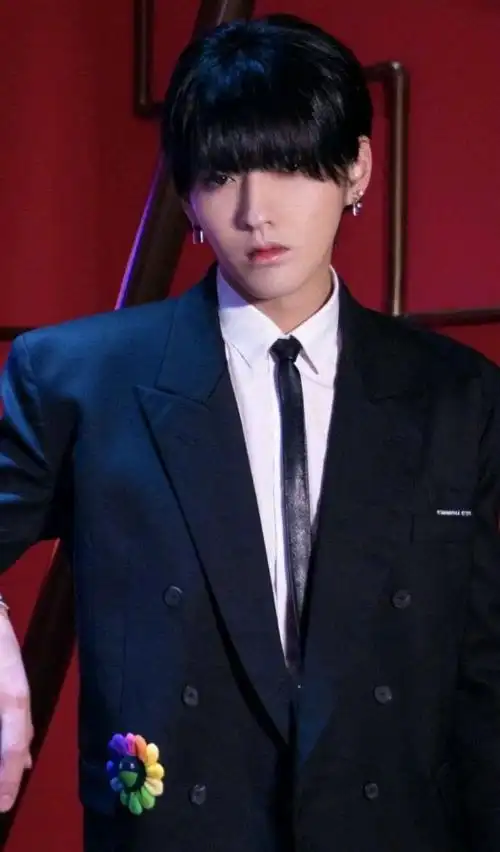 吴亦凡齐刘海造型,长得好看什么发型都能驾驭!