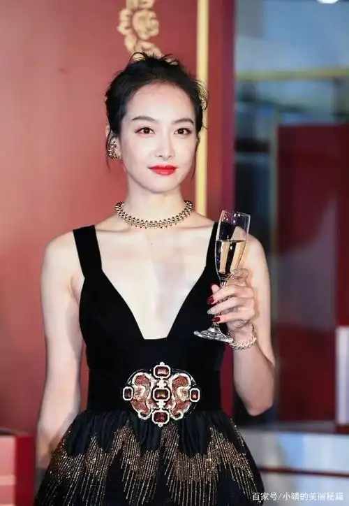 宋茜红毯超惊艳!v领带裙散发性感气质,比黄金战袍美太多