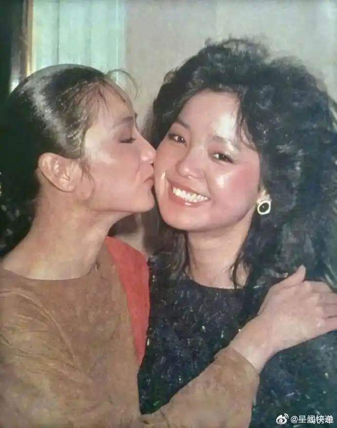 有网友翻出了一组在邓丽君生日会上,林青霞亲吻邓丽君的照片.