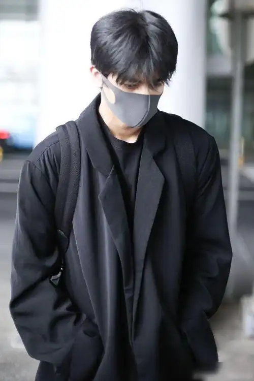 宋威龙一身黑高级穿搭好帅,戴口罩也遮不住帅气,不愧是长腿男神