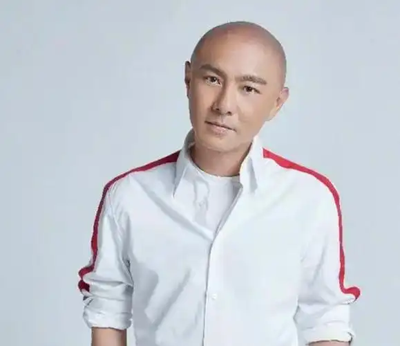 光头大侠张卫健的三度婚礼,58岁不肯要孩子,背后原因让人心酸