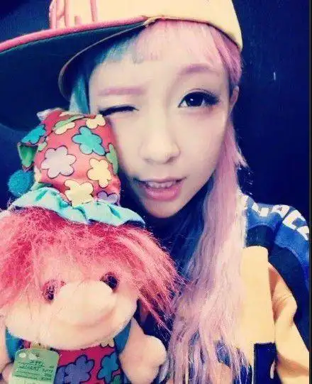 原宿风女生qq透明皮肤大图,甜蜜因为想起你——暖心网