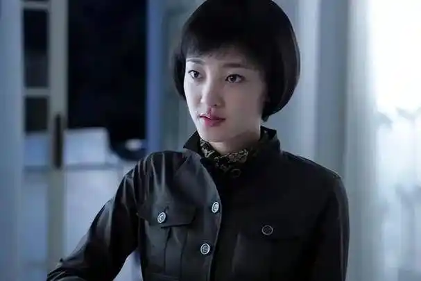 王丽坤首登央视春晚,与乔振宇八年情缘闪耀全场,却遭网友质疑_观众