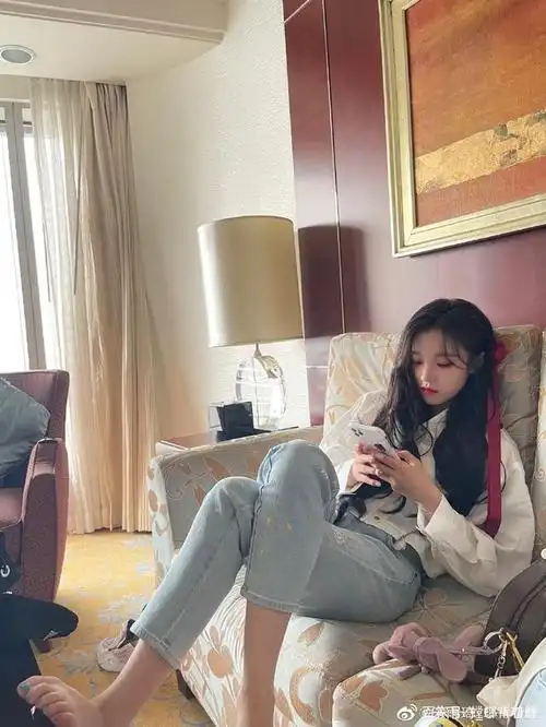 宋雨琦大秀精致美足,网友直呼不拿我们当外人