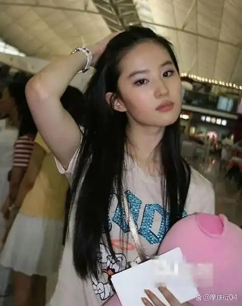刘亦菲素颜引爆网络:神仙姐姐的美丽秘诀大揭秘!