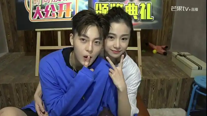 《818周晨晞姜梓新美聊天室》1006期:周晨晞姜梓新合影留住最美瞬间