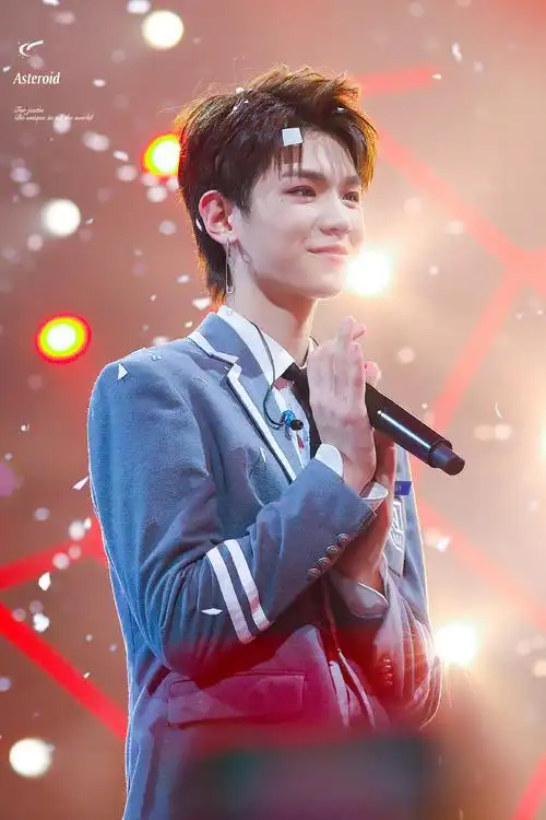 黄明昊0406出道三周年快乐