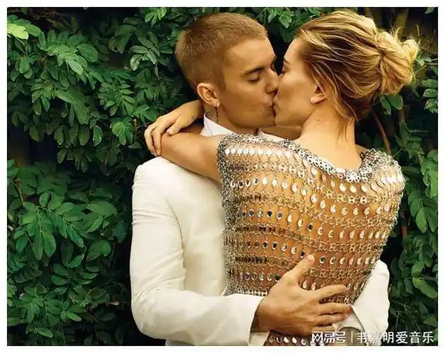 贾斯汀比伯要当爸了,海莉坐姿孕相十足,海莉胖了好几圈!