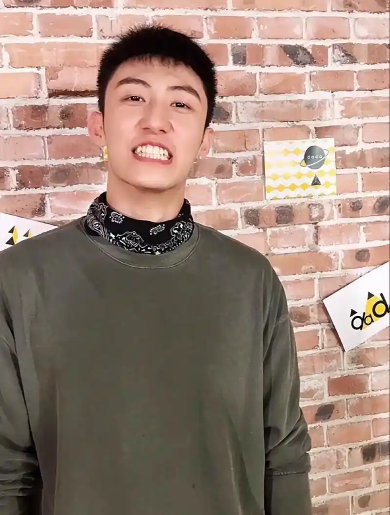 笑起来的虎牙很难让人不喜欢#黄景瑜 #治愈系笑容