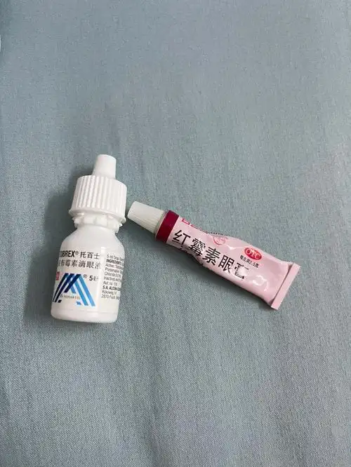 了生理盐水和氯霉素眼药水(日常清理泪痕用的)下了班想看看有没有好点