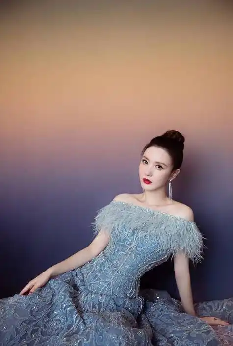 张萌写真赏:大气实在,性感魅力无限!_镜头_人们_女神