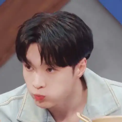 嘟嘟嘴的宝宝好可爱好可爱,吧唧亲一口直接抱走@张艺兴#张艺兴 蕾伊