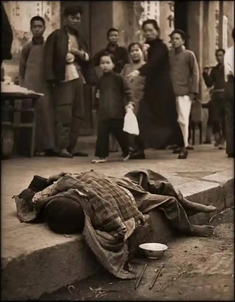 万恶的旧社会:1946年,饥荒时期缺少粮食,一名幼童乞讨失败,最终饿死在