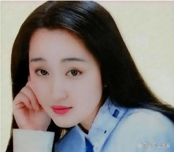 杨钰莹终究是老了,在美颜下看似年轻,但身材多少还是有点走样!