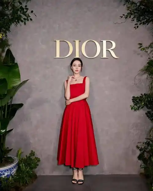 迪丽热巴的活动造型太吸睛了,身穿中国红吊带裙,亮眼动人!