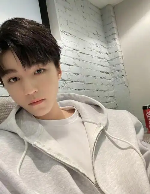 210320 王俊凯深夜闪现送来新鲜自拍 期待凯boss不定时寄回的明信片