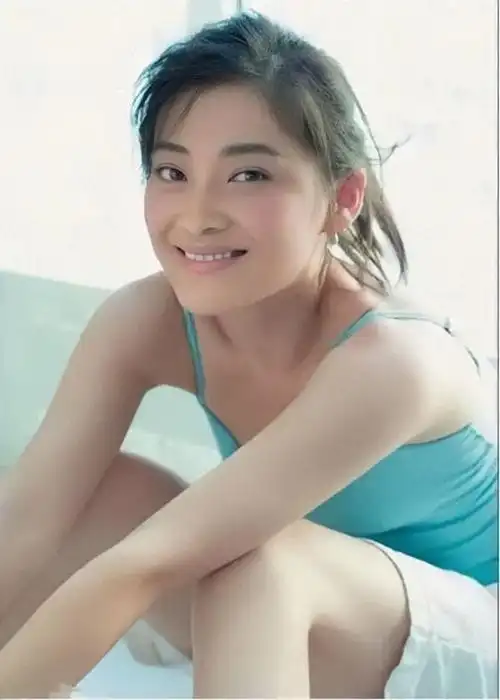 她的美带着一种成熟的气息,但是年轻时候的梅婷其实也是很清纯的,一看