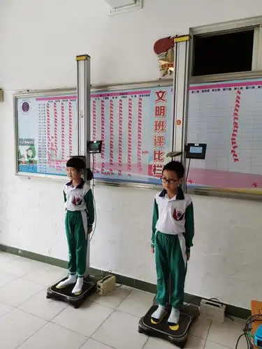 学生进行身高体重测量
