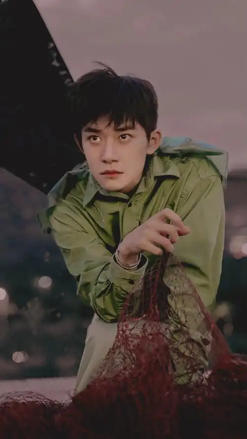 易烊千玺送你一朵小红花##emporio armani全球代言人易烊千玺