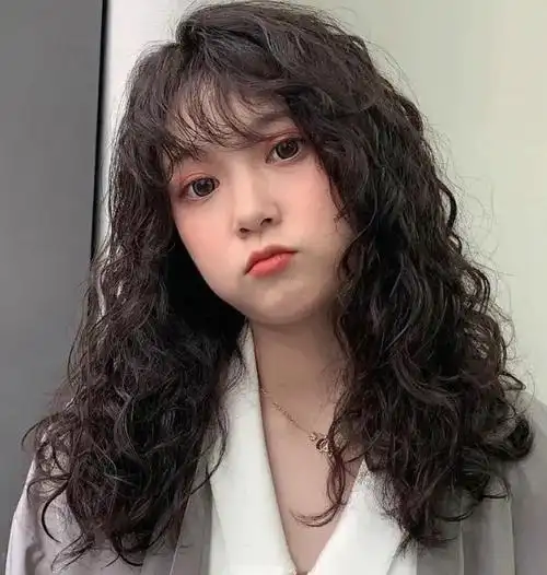 复古风羊毛卷发型 蓬松随性凸显发量_女生卷发 - 美发站