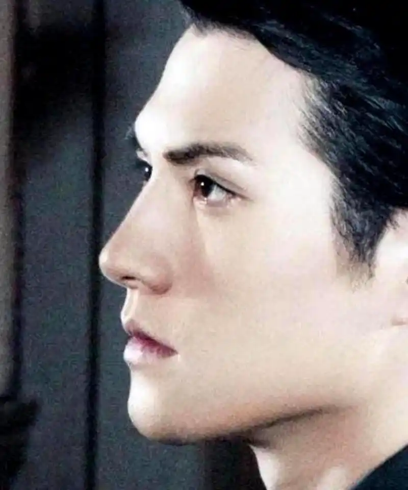 看看严屹宽的侧脸,他的骨相真是太出色了!