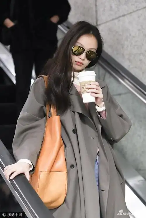 倪妮宽大风衣现身机场秋冬保暖时髦抢镜