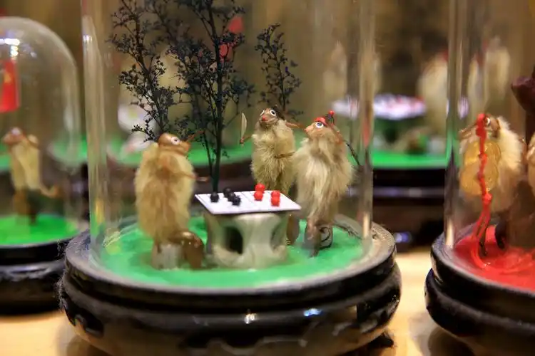 这个"五子拜寿"的大幅毛猴作品,每只猴的道具都不一,桃子树干也是用