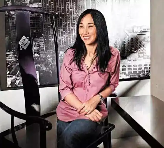 16岁开保时捷出道9年搭档无数大咖如今55岁嫁普通人过成这样