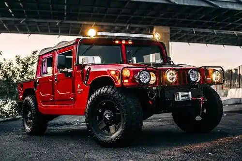集实用性,霸气和高颜值与一身的红色悍马h1!
