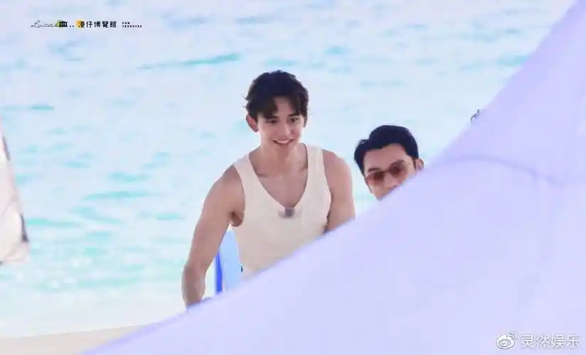 黄旭熙沙滩上大秀手臂肌肉,网友惊呼:眼泪从嘴角流出来了