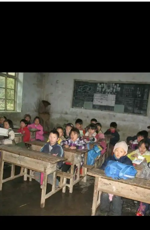 七十年代简陋的课室与课桌.