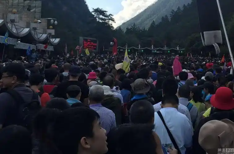 九寨沟进入旅游旺季 景区入口游客人山人海