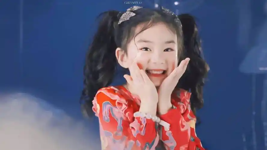 戚薇一家三口出游,李承铉紧牵女儿,lucky长腿抢镜公主范十足_黑色