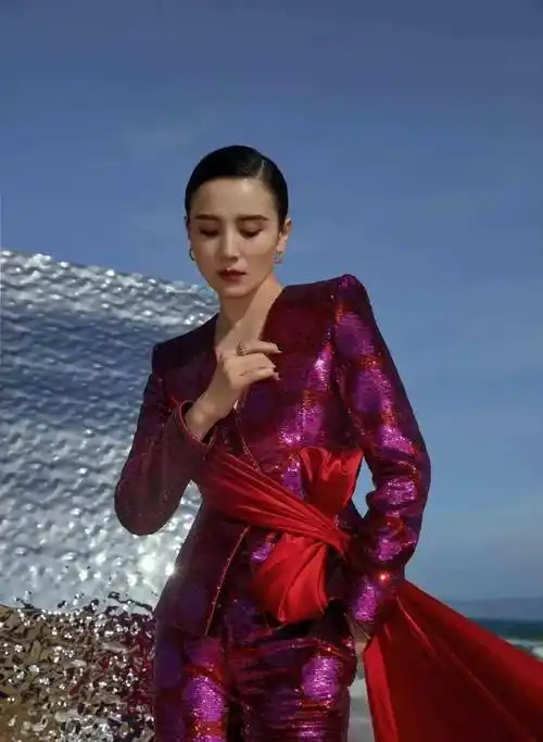 小宋佳不愧为演员中的时尚女王,西装又美又飒,礼服裙风情万种_魅力