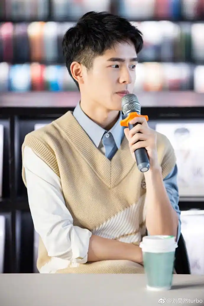 刘昊然穿衬衫毛衣干净清爽 笑容明朗宛如邻家哥哥