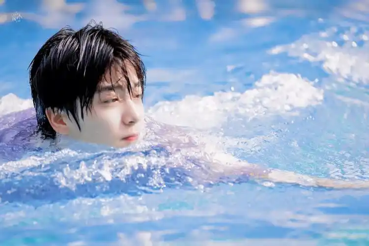 张嘉元玩水的时候也太可爱了